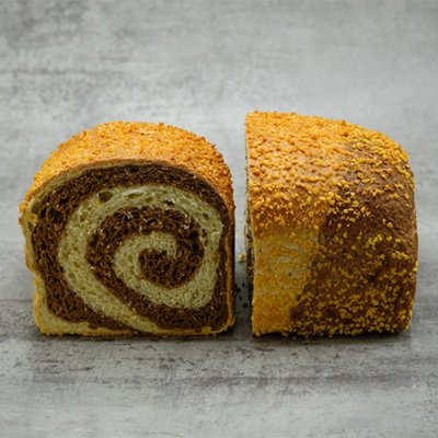 MaisKORN brood gesneden