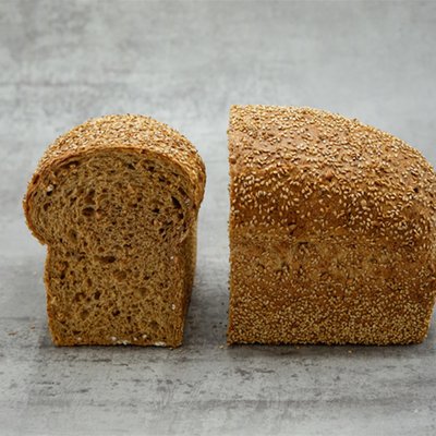 Grof volkoren sesam brood gesneden heel