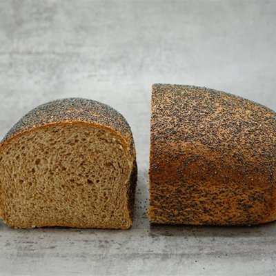 Volkoren vloerbrood maanzaad gesneden