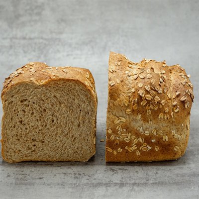 Brabants bruindbrood gesneden heel